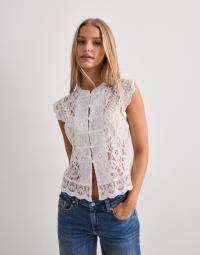 Nelly - Hvid - Buttoned Full Lace Top