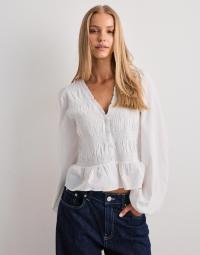 Nelly - Hvid - Flirty V-neck Blouse