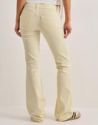 Nelly - Gul - Super Low Heart Pocket Bootcut Jeans