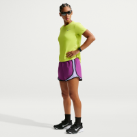 Nike Tempo Dri-FIT-løbeshorts med mellemhøj talje og indershorts til kvinder - lilla