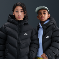 Nike All Day Play Therma-FIT-dynejakke med løs pasform til større børn - sort