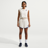 Nike Chill Terry-shorts med mellemhøj talje til kvinder - hvid