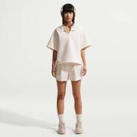 Løse, skræddersyede Nike Pregame Fleece-shorts med mellemhøj talje til kvinder - hvid