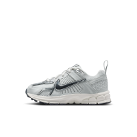 Nike Vomero 5-sko til mindre børn (klassiske snørebånd) - grå