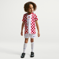 Kroatien 2026 Stadium Home Nike Replica-fodboldsæt i tre dele til mindre børn - hvid