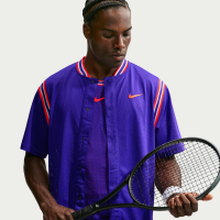 NikeCourt Slam Dri-FIT-tennisoverdel med knaplukning til mænd - lilla