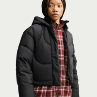 Løstsiddende Nike Swoosh Series Storm-FIT-dunjakke med hætte til kvinder - sort
