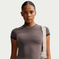 Kort NikeSKIMS Stretch Knit-top med rund hals til kvinder - brun