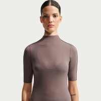 Kortærmet NikeSKIMS Weightless-T-shirt til kvinder - brun