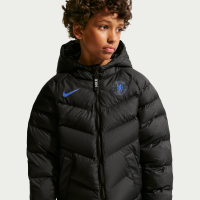 Chelsea F.C. Nike Football-jakke med syntetisk fyld og hætte til større børn - sort