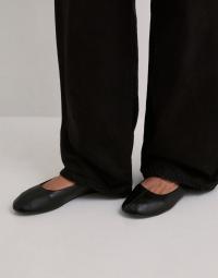 Nelly - Sort - Rounded Flat Ballerina