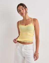 Nelly - Gul - Soft Lace Detail Singlet