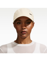 Ustruktureret Nike Dri-FIT Club-metal-Swoosh-kasket - hvid
