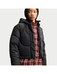 Løstsiddende Nike Swoosh Series Storm-FIT-dunjakke med hætte til kvinder - sort